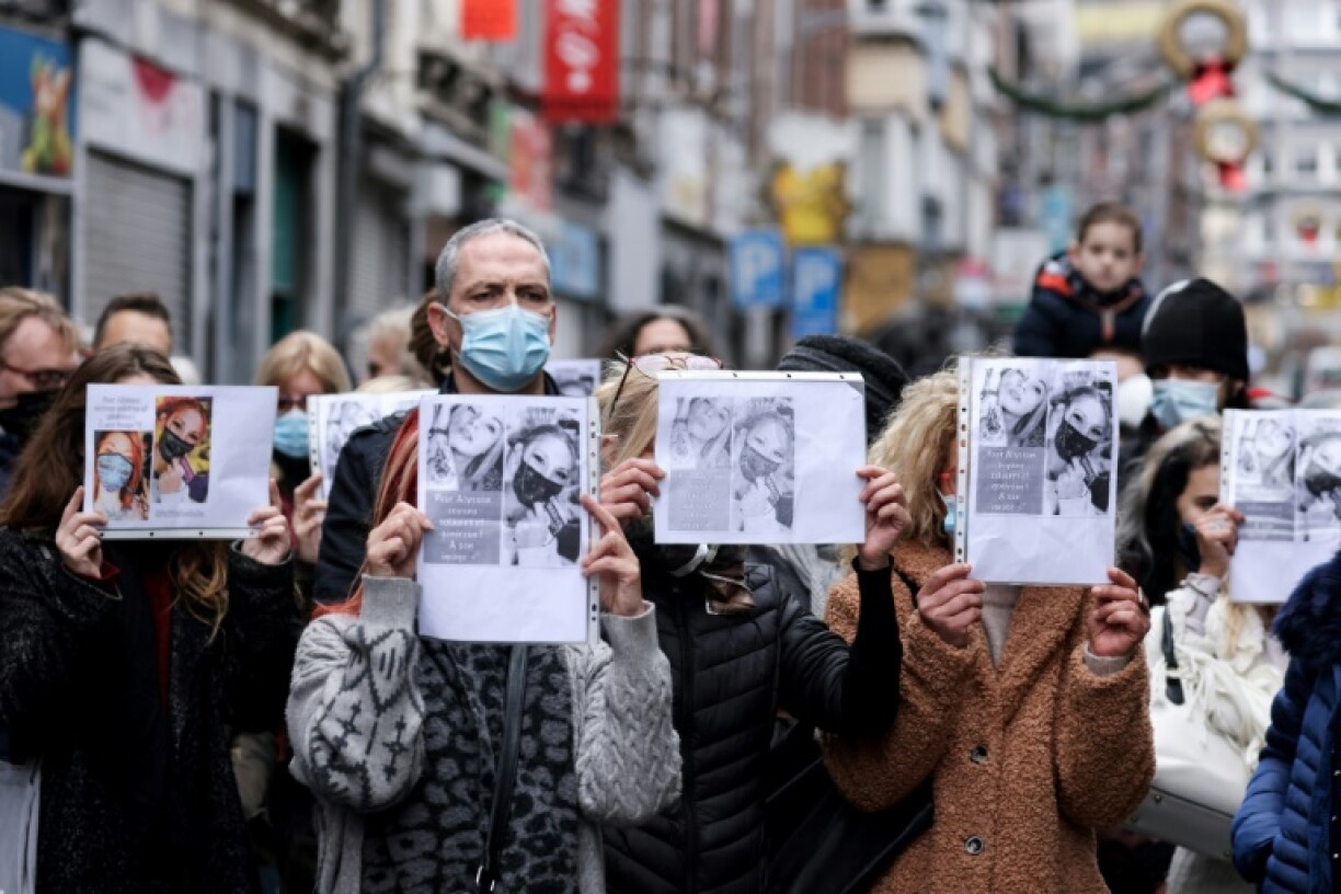 Entre 200 et 300 personnes se sont rassemblées le 22 novembre 2020 à Liège, en Belgique, pour rendre hommage à une jeune coiffeuse dont le suicide est devenu le symbole dans ce pays de la détresse des indépendants face à la pandémie