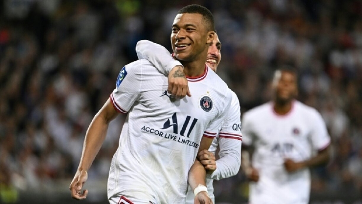 L'attaquant du PSG Kylian Mbappé buteur sur penalty à Montpellier, le 14 mai 2022
