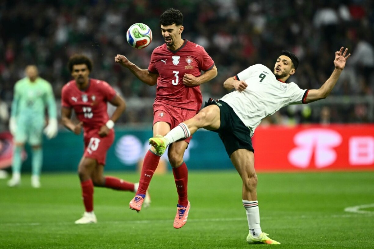 Le défenseur portugais Tomas Araujo face à Raul Alonso Jimenez lors de Mexique-Portugal au stade Azteca de Mexico, le 28 mars 2026