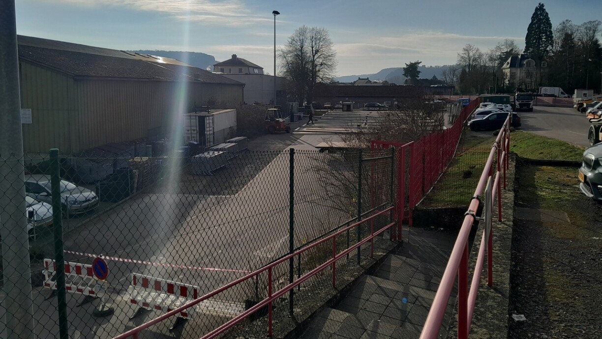 Um Mëttwoch war den ieweschten Deel vum Parking komplett zou an den Opbau vum Zelt war amgaangen.