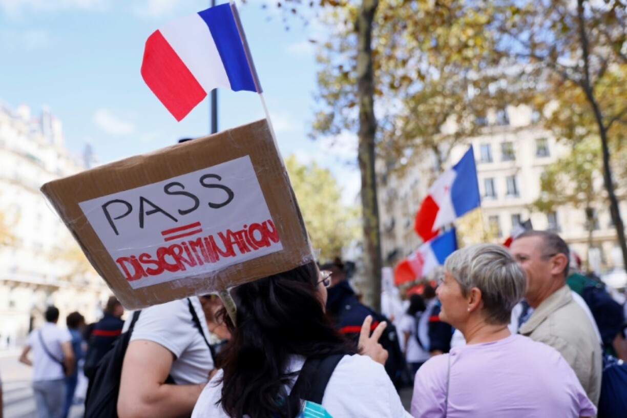Des personnels de santé manifestent contre l'obligation vaccinale pour les soignants et contre le pass sanitaire, à Paris le 11 septembre 2021