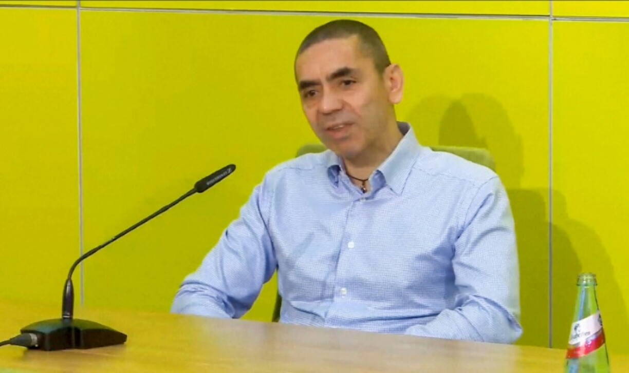 Capture d'écran d'une conférence de presse live de Ugur Sahin, co-dirigeant de BioNTech, à Mayence le 22 décembre 2020.