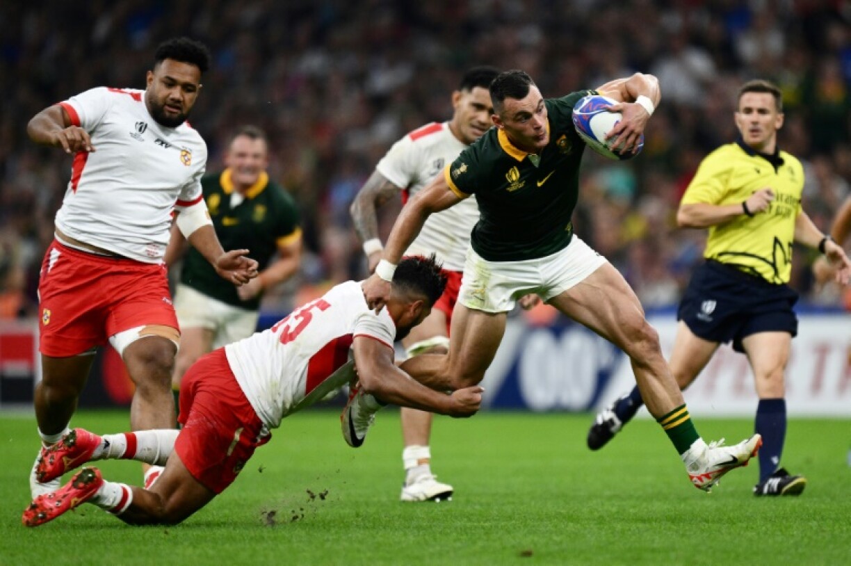 Le centre de l'Afrique du Sud Jesse Kriel (à droite) balle en main alors que l'arrière des Tonga Salesi Piutau tente de le plaquer lors de la victoire de l'Afrique du Sud contre les Tonga au Mondial de rugby, au stade Vélodrome de Marseille, France, le 1er octobre 2023