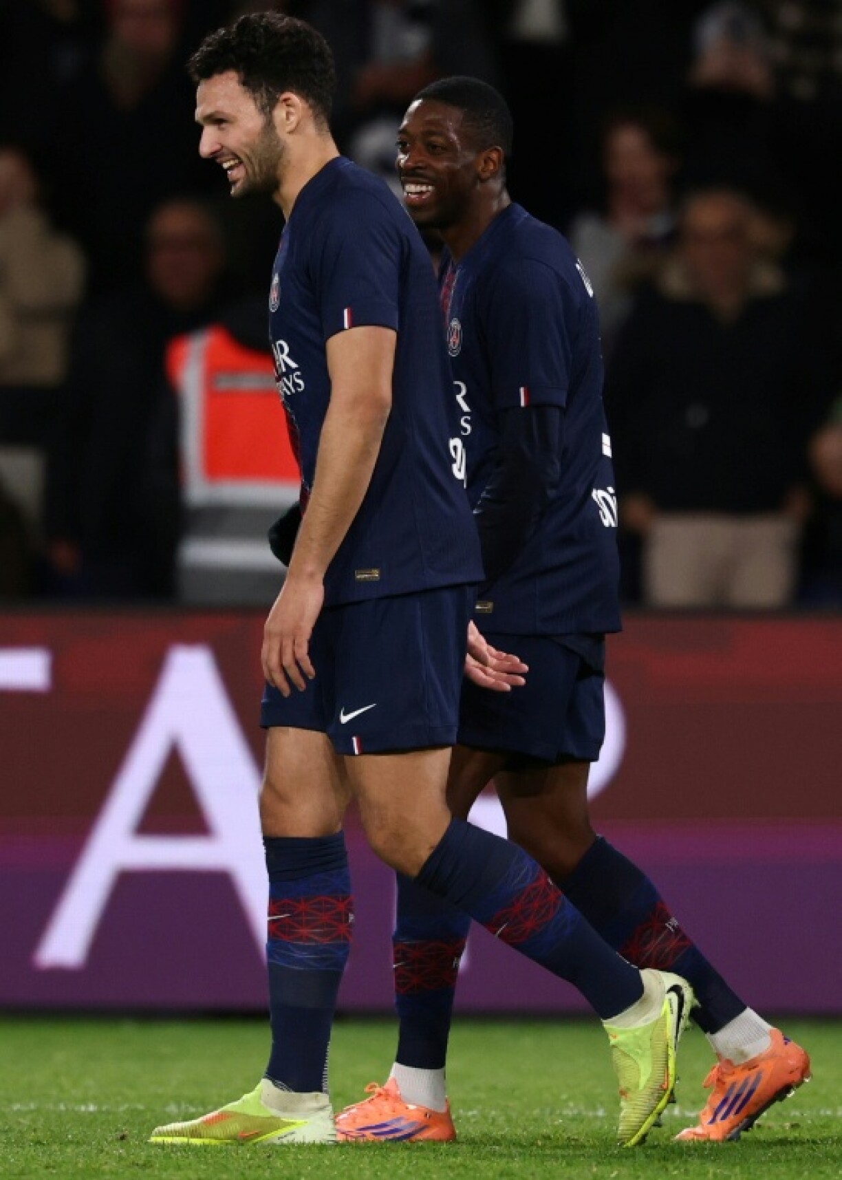 L'attaquant portugais Goncalo Ramos célébrant son but avec Ousmane Dembélé lors de la victoire du PSG contre Rennes le 6 décembre 2015 au Parc des Princes. En C1, les Parisiens n'ont enregistré qu'une seule défaites en cinq matches cette saison