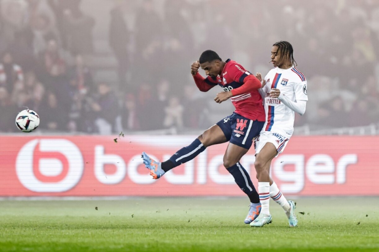 Le défenseur de Lille Alexsandro (g) devance l'attaquant lyonnais Bradley Barcola, le 10 mars 2023 à Villeneuve-d'Ascq