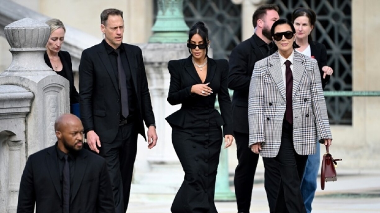 L'influenceue américaine Kim Kardashian (c) quitte le palais de justice de Paris après avoir témoigné au procès de son braquage, le 13 mars 2025