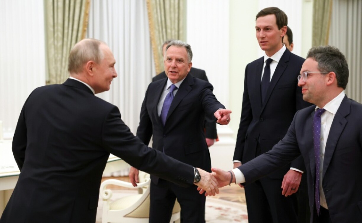 Une photo distribuée par l'agence d'Etat russe Spoutnik montre le président Vladimir Poutine recevant les émissaires américains Steve Witkoff, Jared Kushner et Josh Gruenbaum, le 22 janvier 2026 au Kremlin
