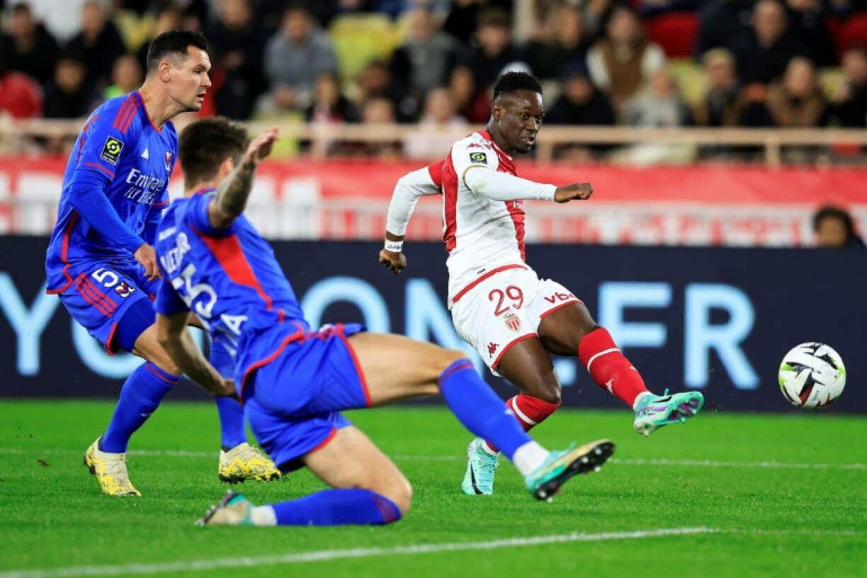 L'attaquant monégasque Folarin Balogun gêné par les défenseurs de Lyon à Louis-II, le 15 décembre 2023