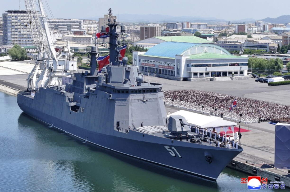Cette photo, prise le 23 juin 2026 et diffusée le lendemain par l'agence de presse officielle nord-coréenne KCNA, montre la cérémonie d'entrée en service du destroyer multimission de nouvelle génération "Choe Hyon" au port de Nampo, en Corée du Nord