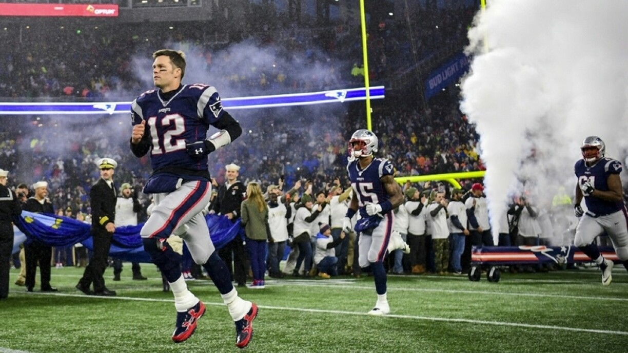 Ee Rekord gouf et dann och fir d'Patriots. Si sinn déi éischt Ekipp, déi et 17 Saisonen um Stéck gepackt huet, op d'mannst 10 Matcher an der Regular Season ze gewannen.