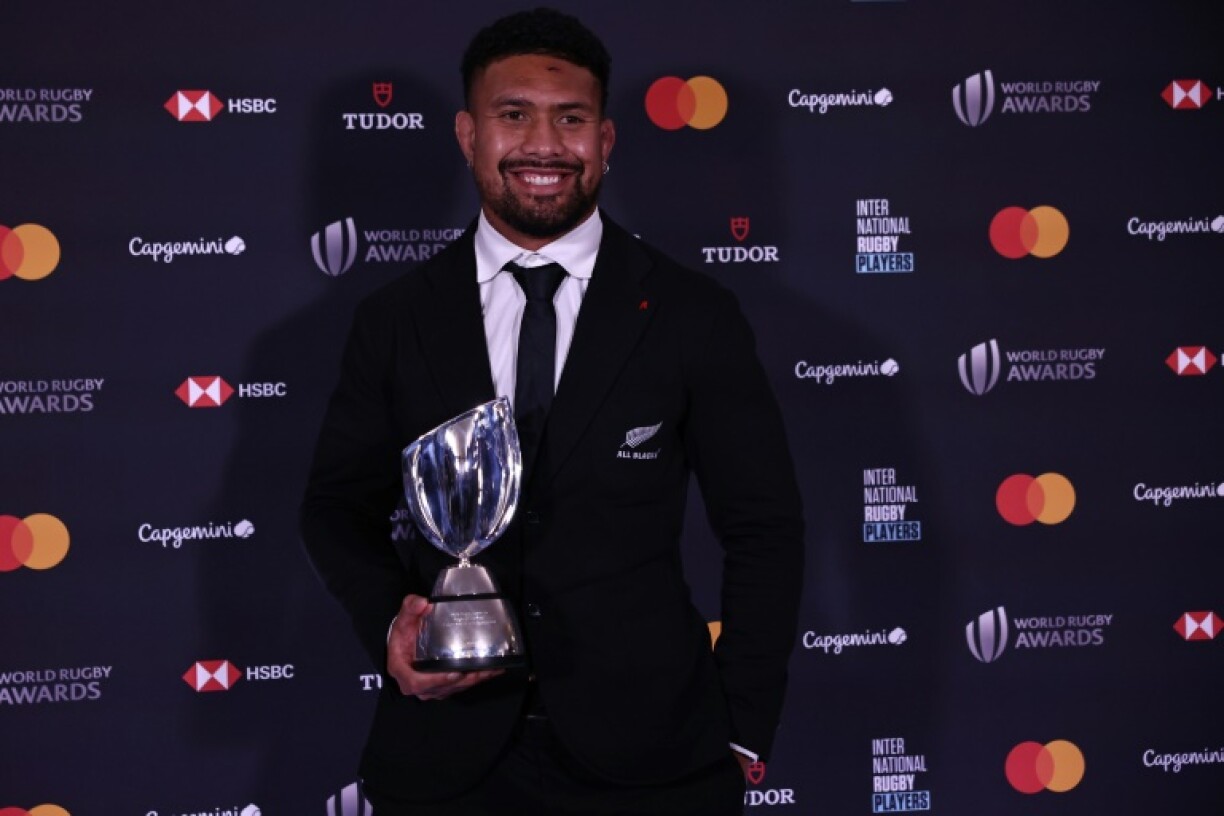 Le Néo-Zélandais Ardie Savea désigné joueur mondial de l'année 2023 lors de la cérémonie des World Rugby Awards, le 29 octobre 2023 à Paris