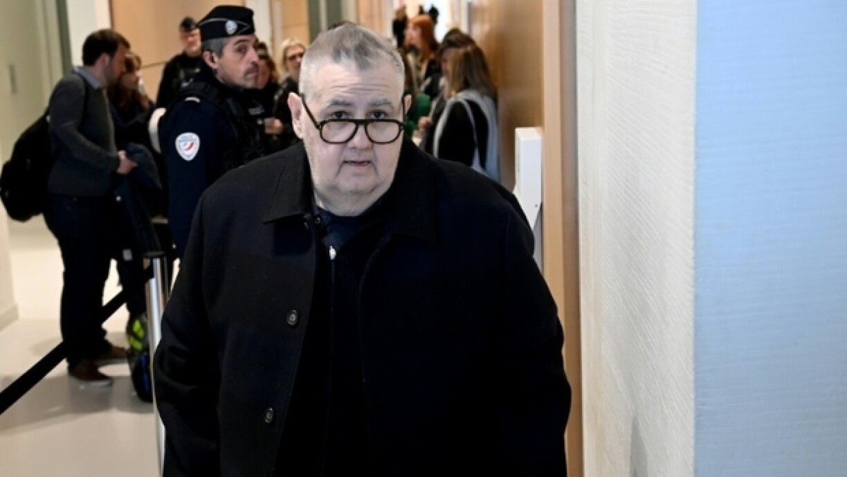 Le journaliste Pierre Ménès arrive au tribunal de Paris le 8 mars 2023