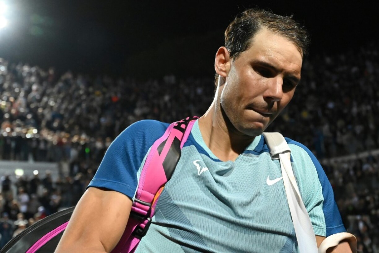 L'Espagnol Rafael Nadal quitte le court blessé et battu par le Canadien Denis Shapovalov en 8e de finale du tournoi de Rome, le 12 mai 2022