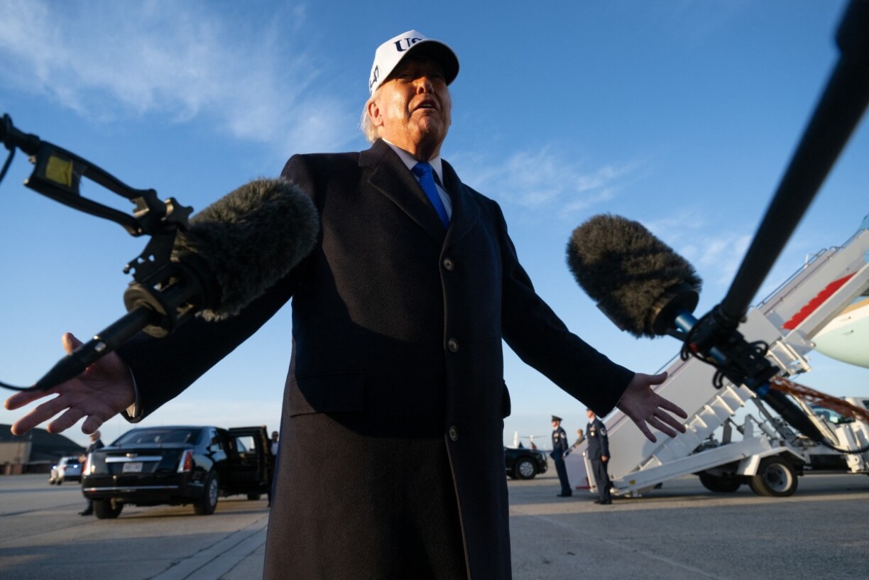 Den Donald Trump schwätzt mat Journalisten, éier hien u Bord vun der Air Force One geet.