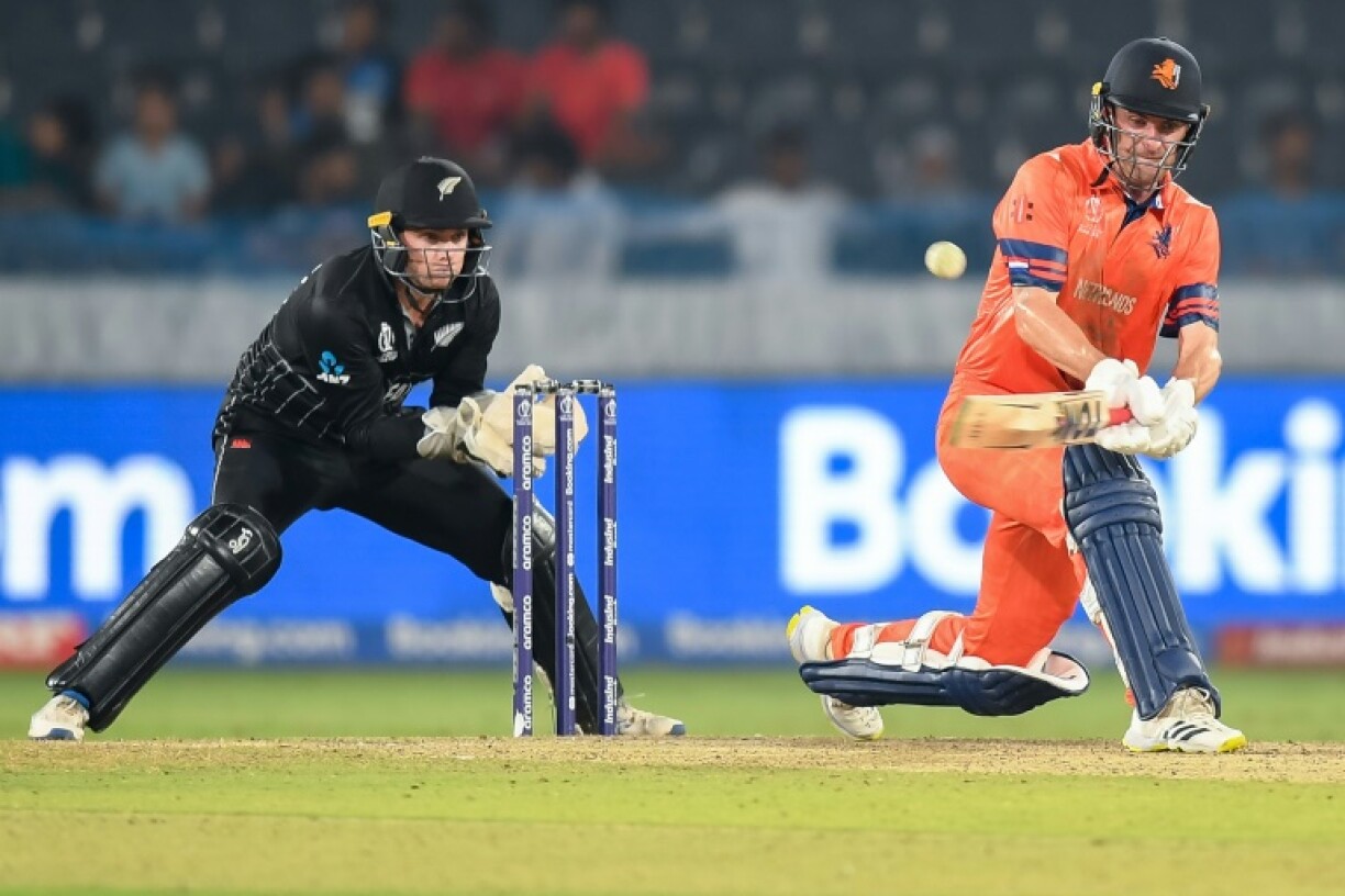 Le néerlandais Sybrand Engelbrecht (à droite) au tir sous le regard du capitaine Néo-Zélandais Tom Latham pendant les Championnats du monde ICC 2023 de cricket au stade Rajiv Gandhi International à Hyderabad, Inde, le 9 octobre 2023