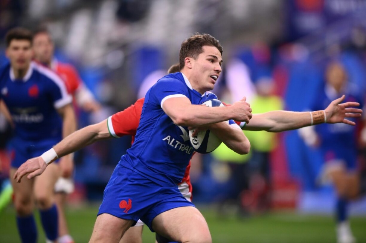 Le demi de mélée Antoine Dupont déborde un joueur gallois pour marquer un essai contre le pays de Galles, lors du Tournoi des Six nations, le 20 mars 2021 au Stade de France à Saint-Denis
