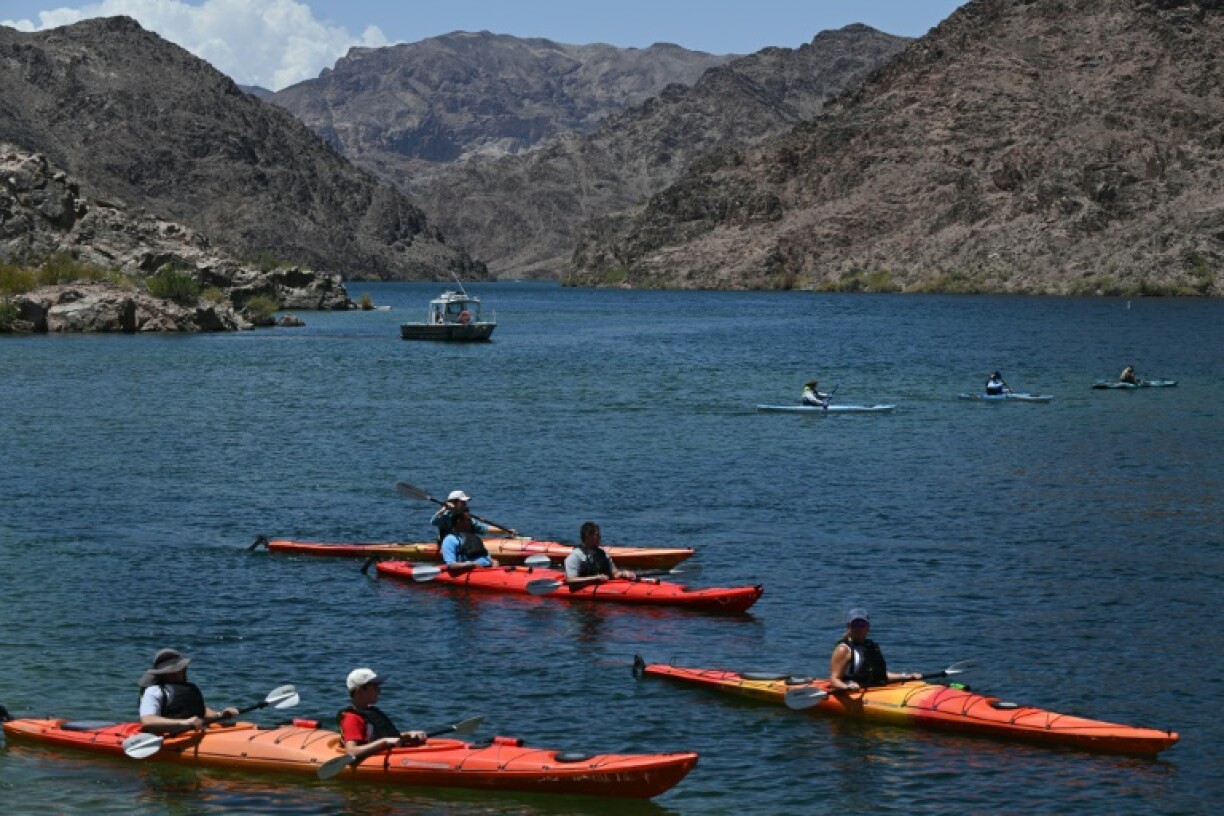 Des plaisanciers en kayak sur le fleuve Colorado, en aval du lac Mead, le 27 juin 2022 dans le Nevada, aux Etats-Unis