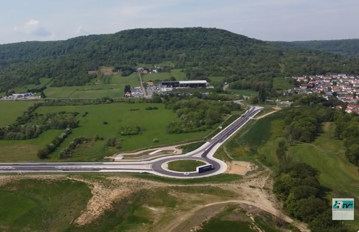 Venant de Marange-Silvange (à gauche), la VR52 filera tout droit (vers la droite) à partir de ce rond-point. Actuellement le trafic repart vers un second rond-point (dit "des drapeaux") pour traverser Rombas sur 1x2 voies.