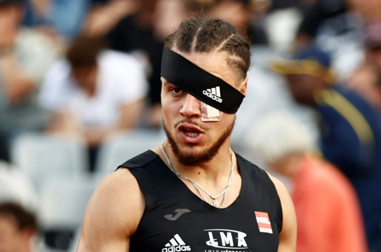 Le Français Wilfried Happio, qui porte un bandage après avoir été agressé à l’entraînement, lors de la finale du 400 mètres haies des Championnats de France Elite d'athlétisme le 25 juin 2022 à Caen en France