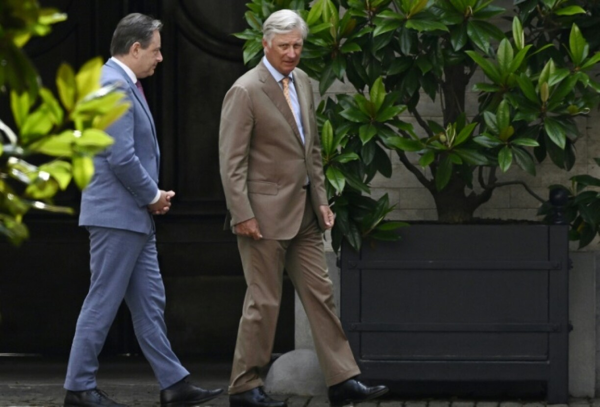 Bart De Wever, leader du parti conservateur flamand (N-VA) (g) et le roi Philippe de Belgique, lors d'une rencontre à Bruxelles, le 19 août 2024