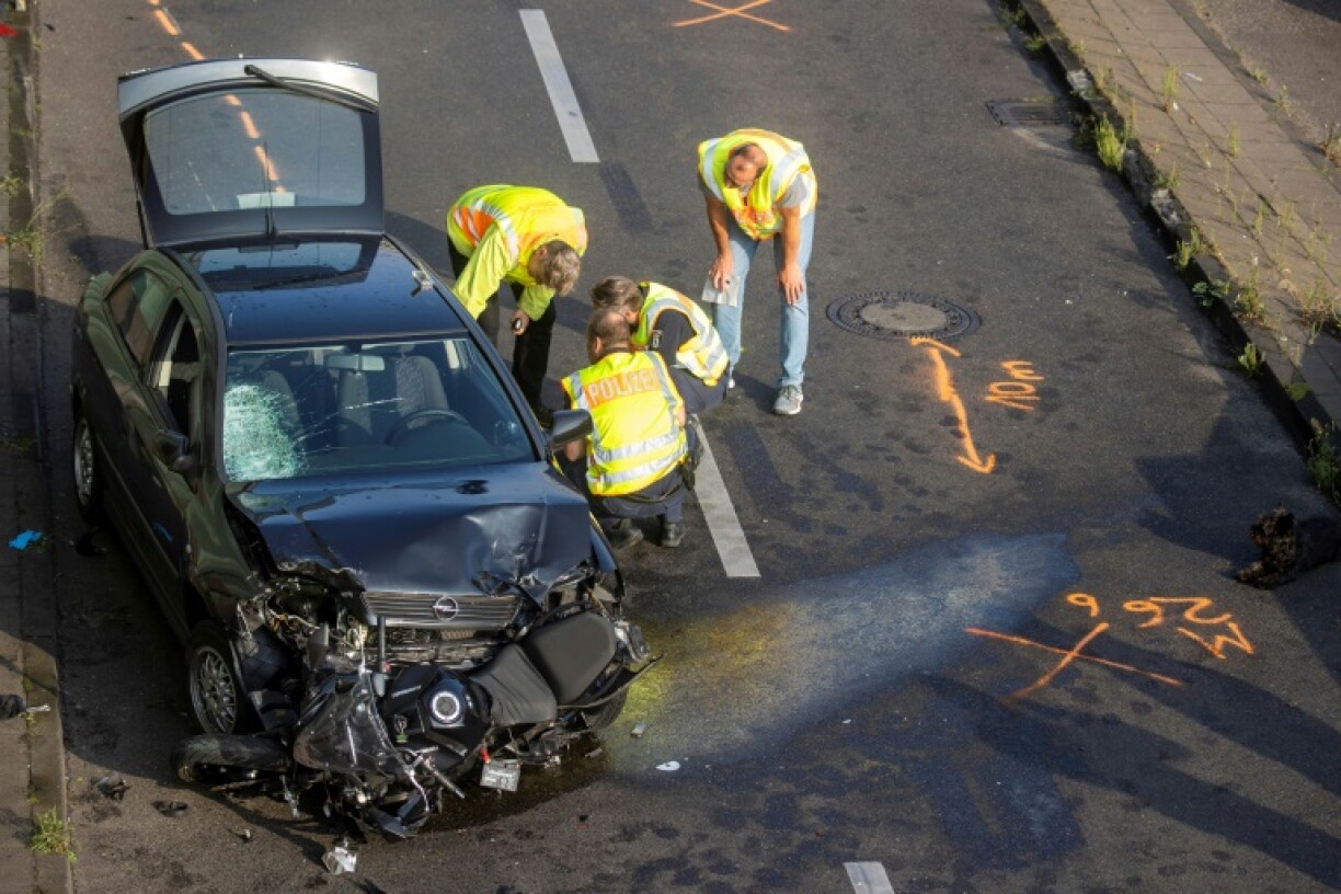 Des policiers et des experts légistes inspectent un véhicule après qu'un homme a provoqué des accidents sur l'autoroute A100 à Berlin, dans un acte