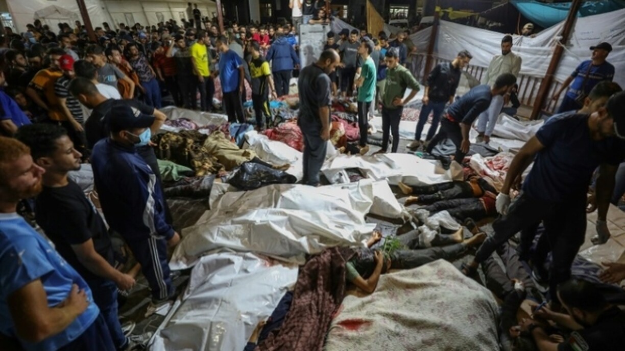 Des personnes se rassemblent autour des corps des victimes d'une frappe contre un hôpital de Gaza le 17 octobre 2023