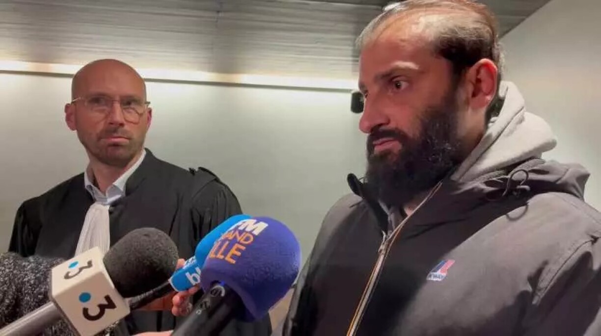 Johnny Demeter à côté de son avocat.