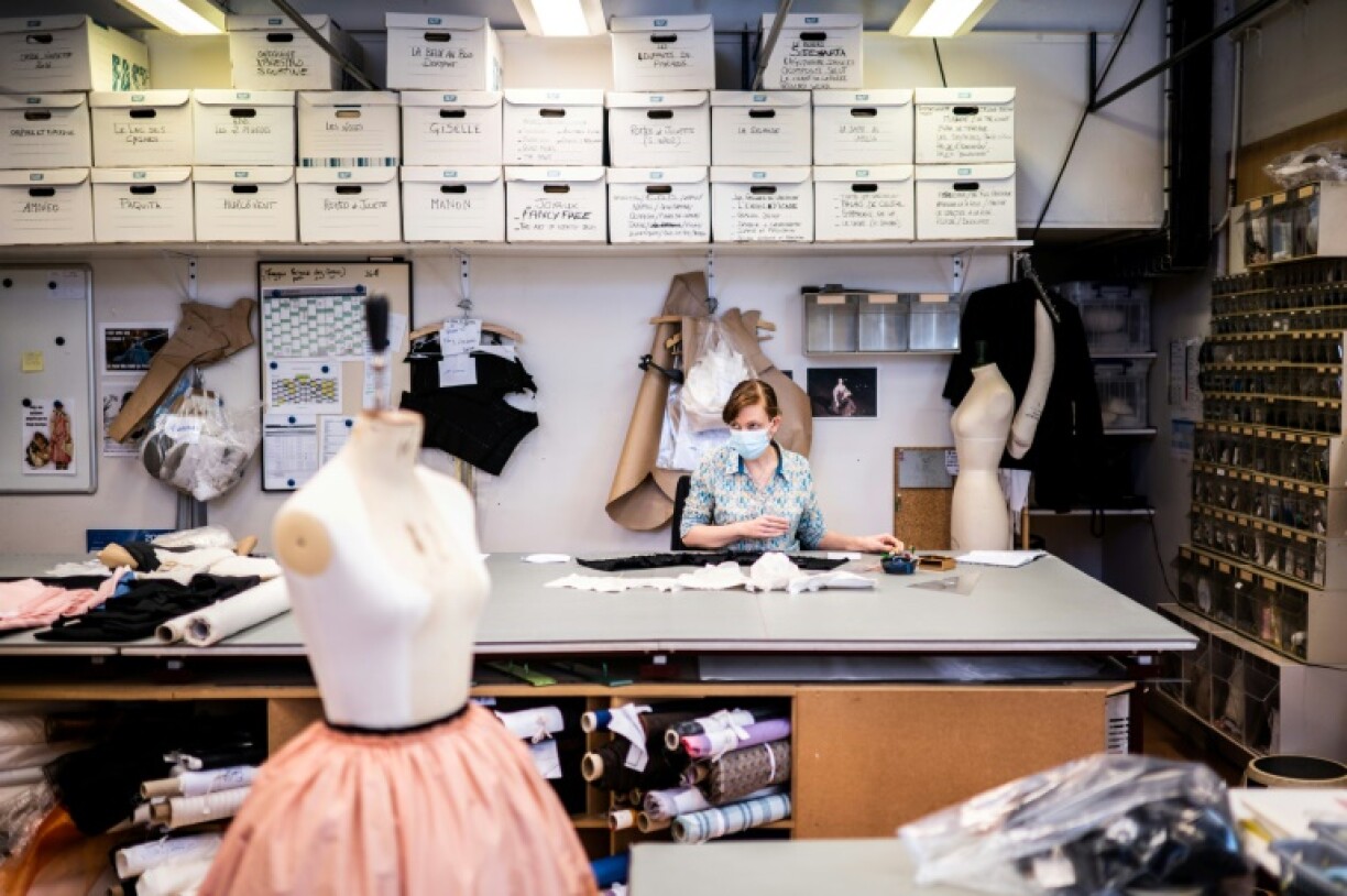 Une employée travaille sur les costumes du ballet