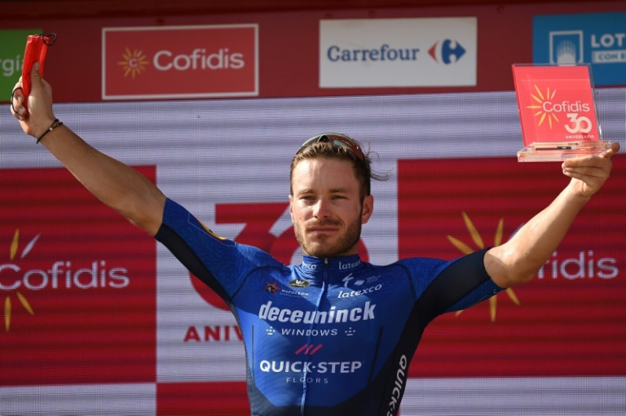 Le Français Florian Sénéchal célèbre sur le podium, sa victoire dans la 13e étape de la Vuelta, disputée entre Belmez et Villanueva de la Serena, le 27 août 2021