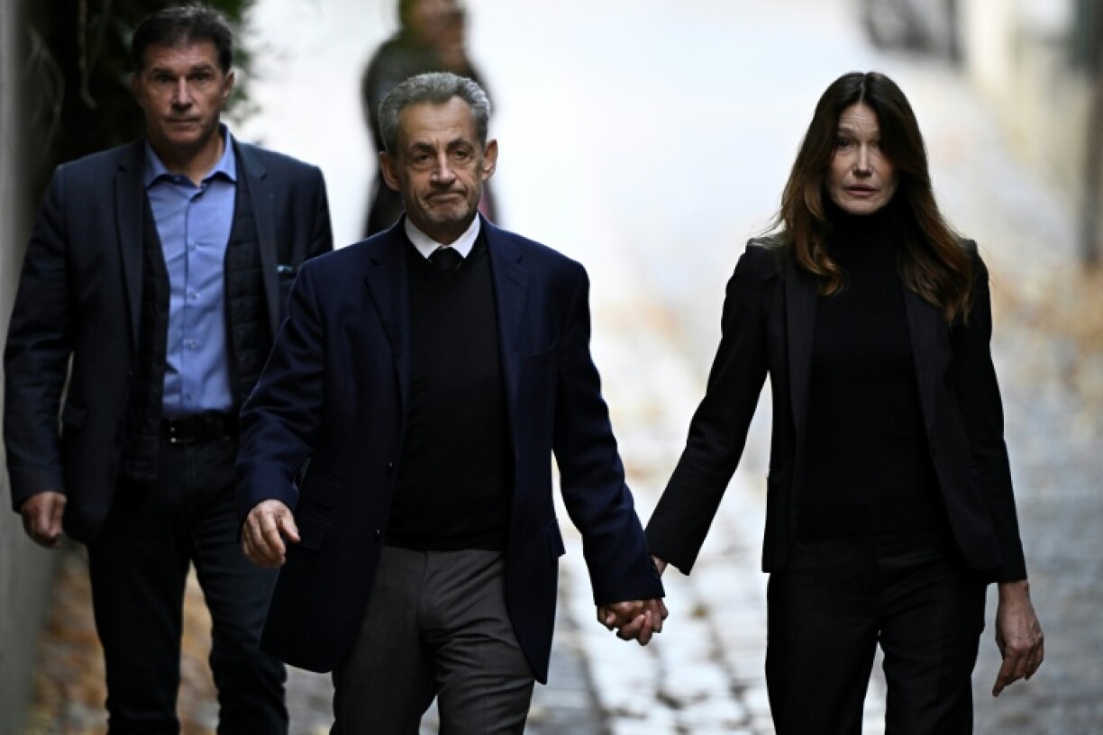 Sarkozy walked out of his home with his wife, the singer Carla Bruni