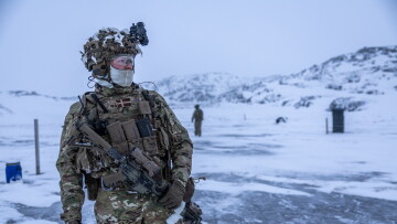 Cette image diffusée le 18 janvier 2025 et prise par les Forces de défense danoises montre un soldat danois lors d'un exercice de tir dans un lieu non divulgué du Groenland.