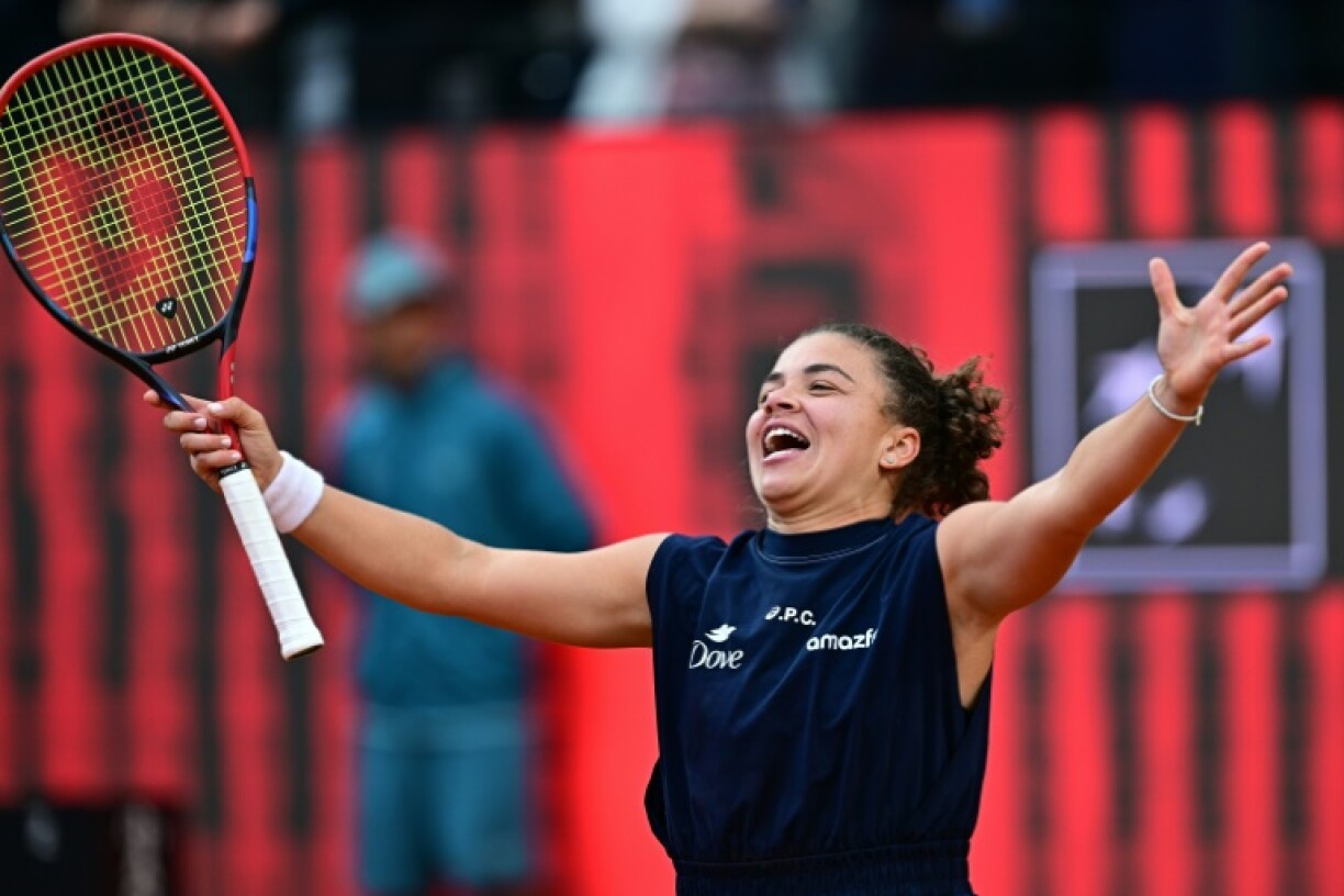 Jasmine Paolini celebrates winning the Italian Open