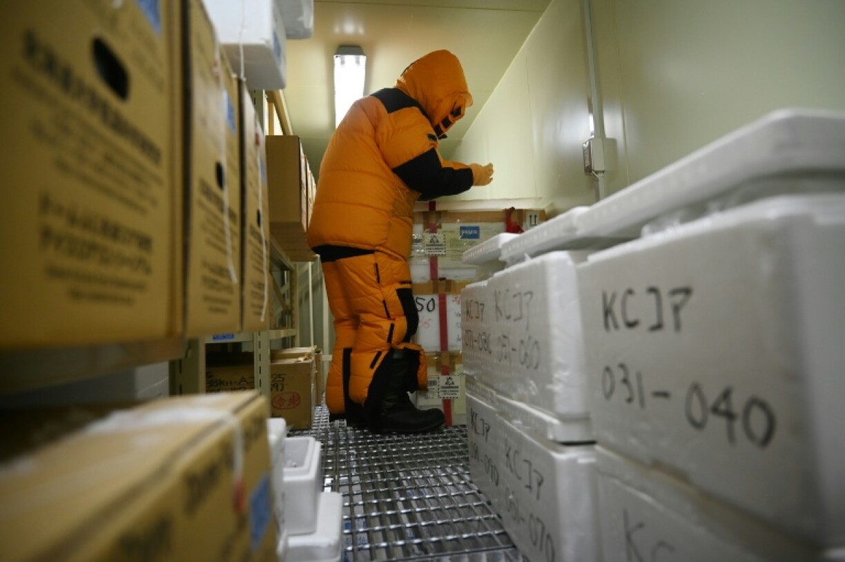 Le glaciologue Yoshinori Iizuka pénètre dans une chambre froide à -50°C pour récupérer un échantillon de glace, à l'Institut des sciences cryogéniques de l'université d'Hokkaido, à Sapporo, au Japon, le 9 décembre 2025