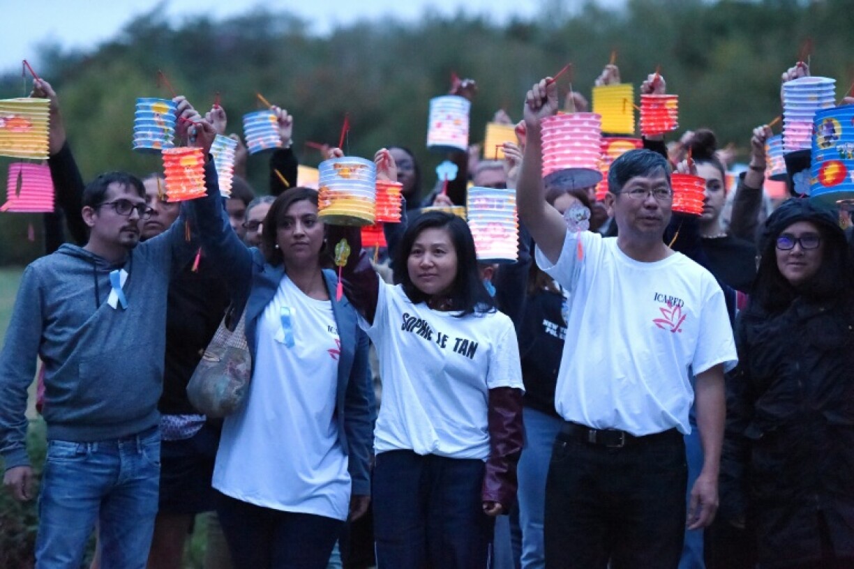 Les parents de Sophie Le Tan portent des lanternes le 7 septembre 2019 à Mundolsheim, jour du premier anniversaire de la disparition de la jeune fille.