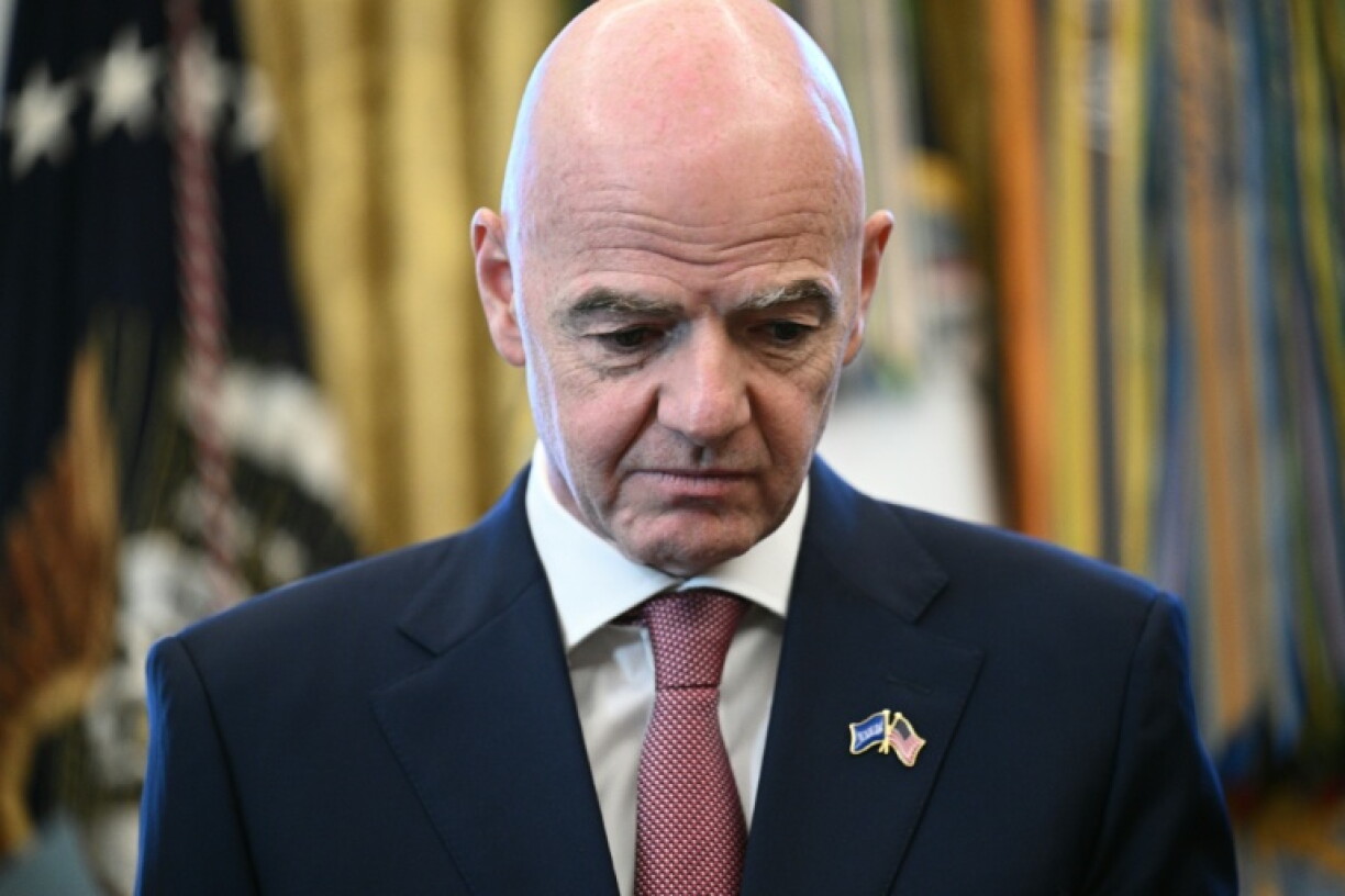 Le président de la FIFA, Gianni Infantino, participe à une réunion avec le groupe de travail de la Maison Blanche sur la Coupe du monde de la FIFA 2026, dans le Bureau ovale de la Maison Blanche, à Washington, le 17 novembre 2026