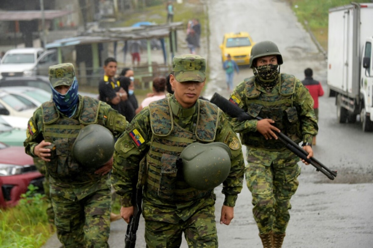 Des soldats patrouillent autour de la prison de Bellavista, dans la province de Santo Domingo de los Tsachilas (Equateur), le 10 mai 2022