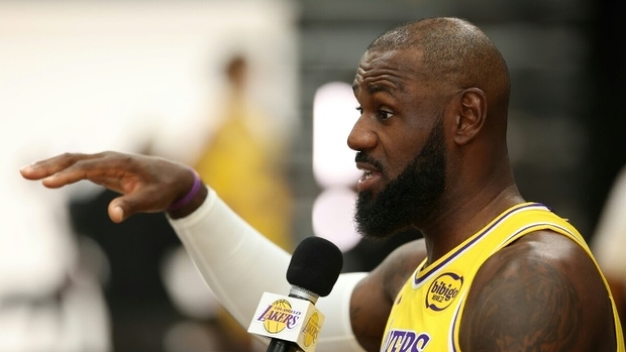 Le basketteur américain LeBron James parle à la presse le 29 septembre 2025 au centre d'entraînement des Los Angeles Lakers à El Segundo (Californie)