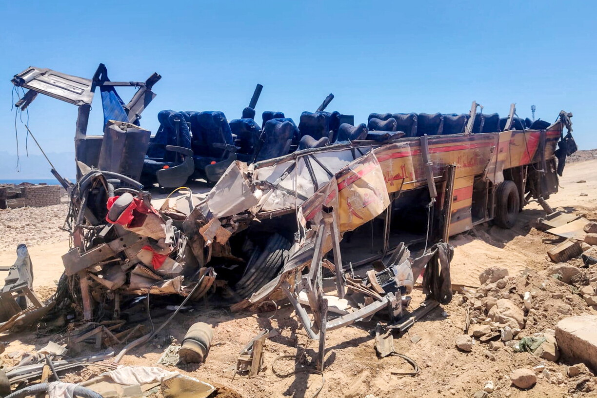 Den accidentéierte Bus op der Streck tëschent Dahab an Nuweiba.