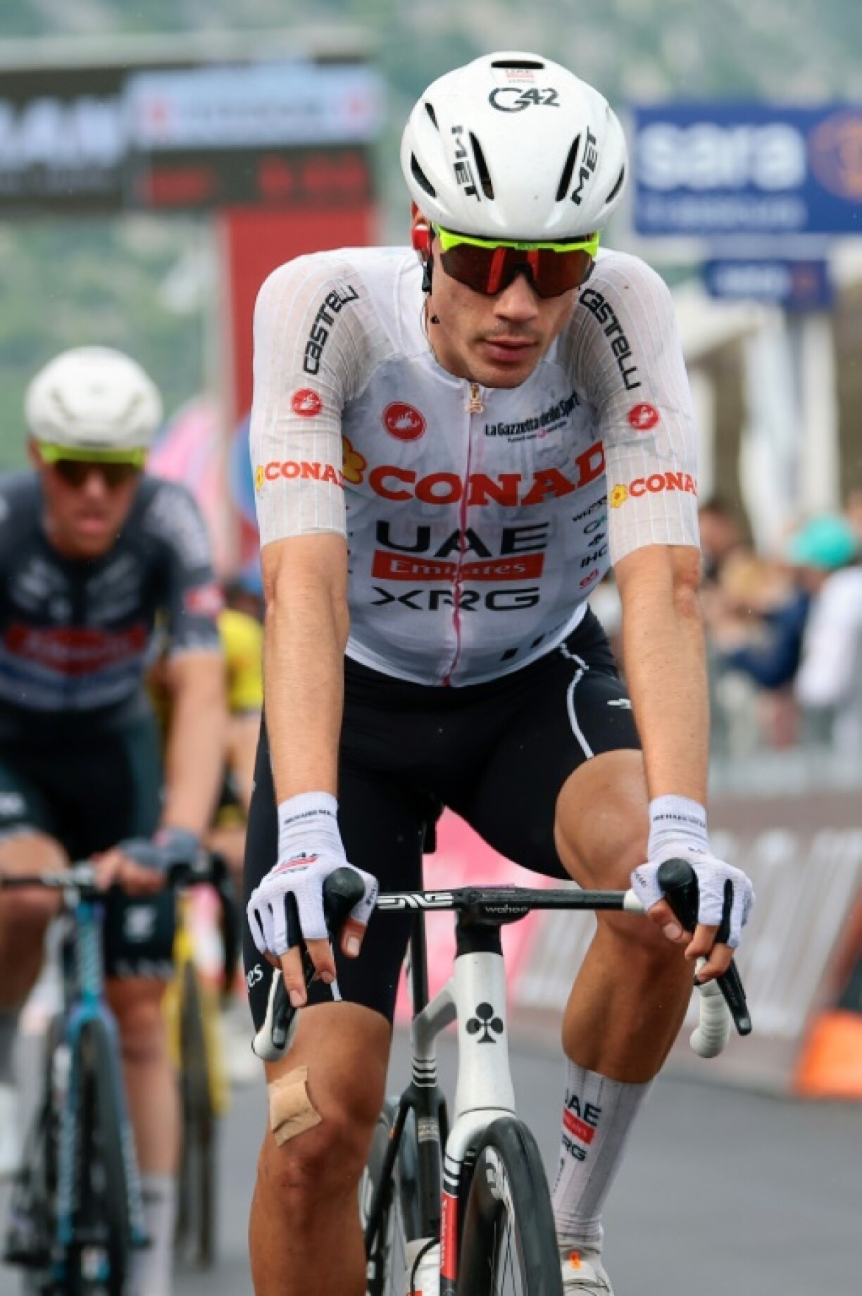 Le leader de l'équipe UAE Team Emirates Juan Ayuso termine samedi la quatorzième étape du Giro à plus d'une minute du vainqueur, après un final chaotique.