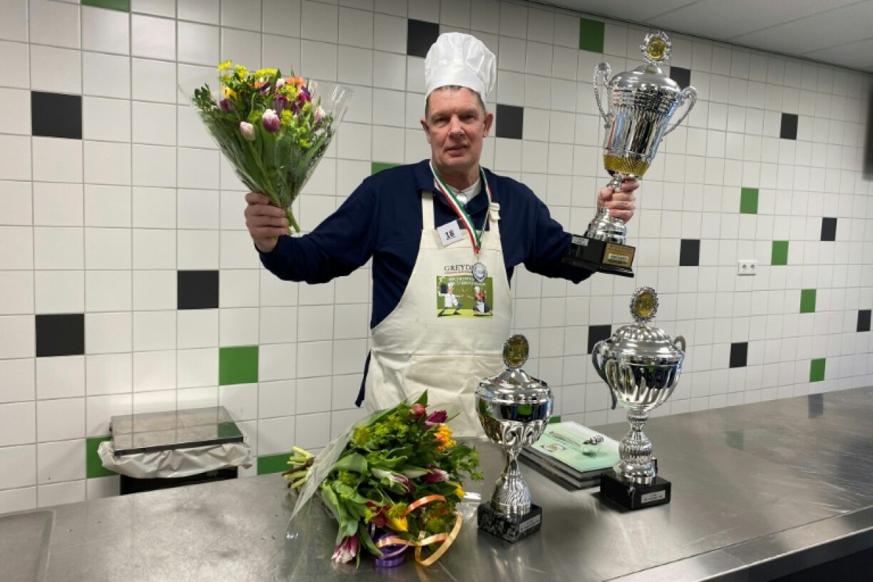 Arthur Vos, propriétaire d'un restaurant, vainqueur du du championnat du monde de snert, une soupe traditionnelle aux pois cassés, organisé à Groningue, aux Pays-Bas, le 18 février 2026