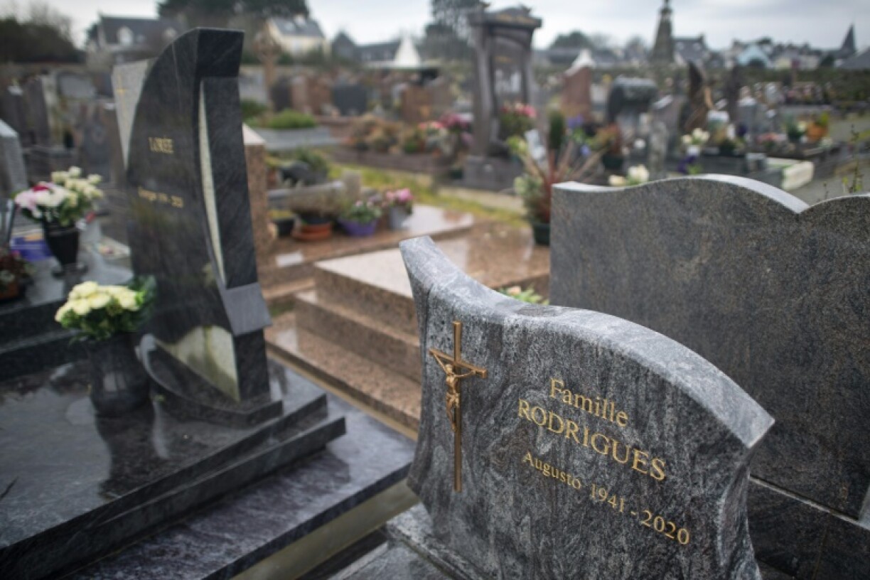 Une tombe de la famille Rodrigues, originaire du Portugal, au cimetière de l'île de Groix, le 21 février 2023 dans le Morbihan
