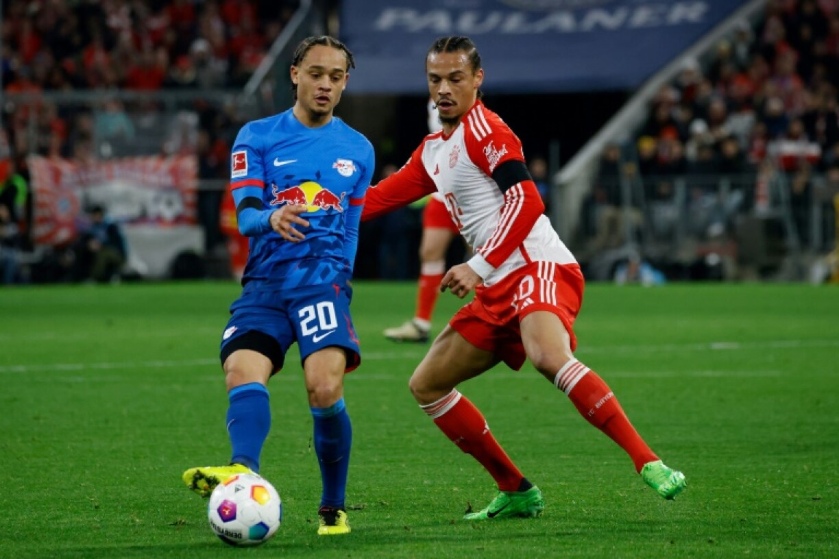 Le milieu de terrain de Leipzig Xavi Simons à côté de l'attaquant du Bayern Leroy Sane samedi en championnat