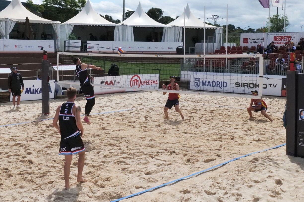 D'Lëtzebuerger Beachvolleyball-Koppel Hilbert / Weber am Asaz a Spuenien.