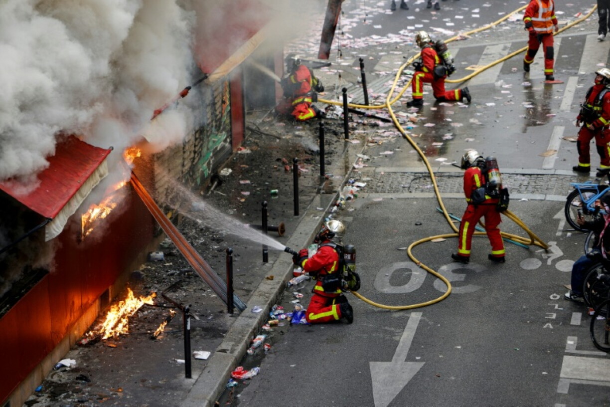 Les pompiers éteignent l'incendie du bar