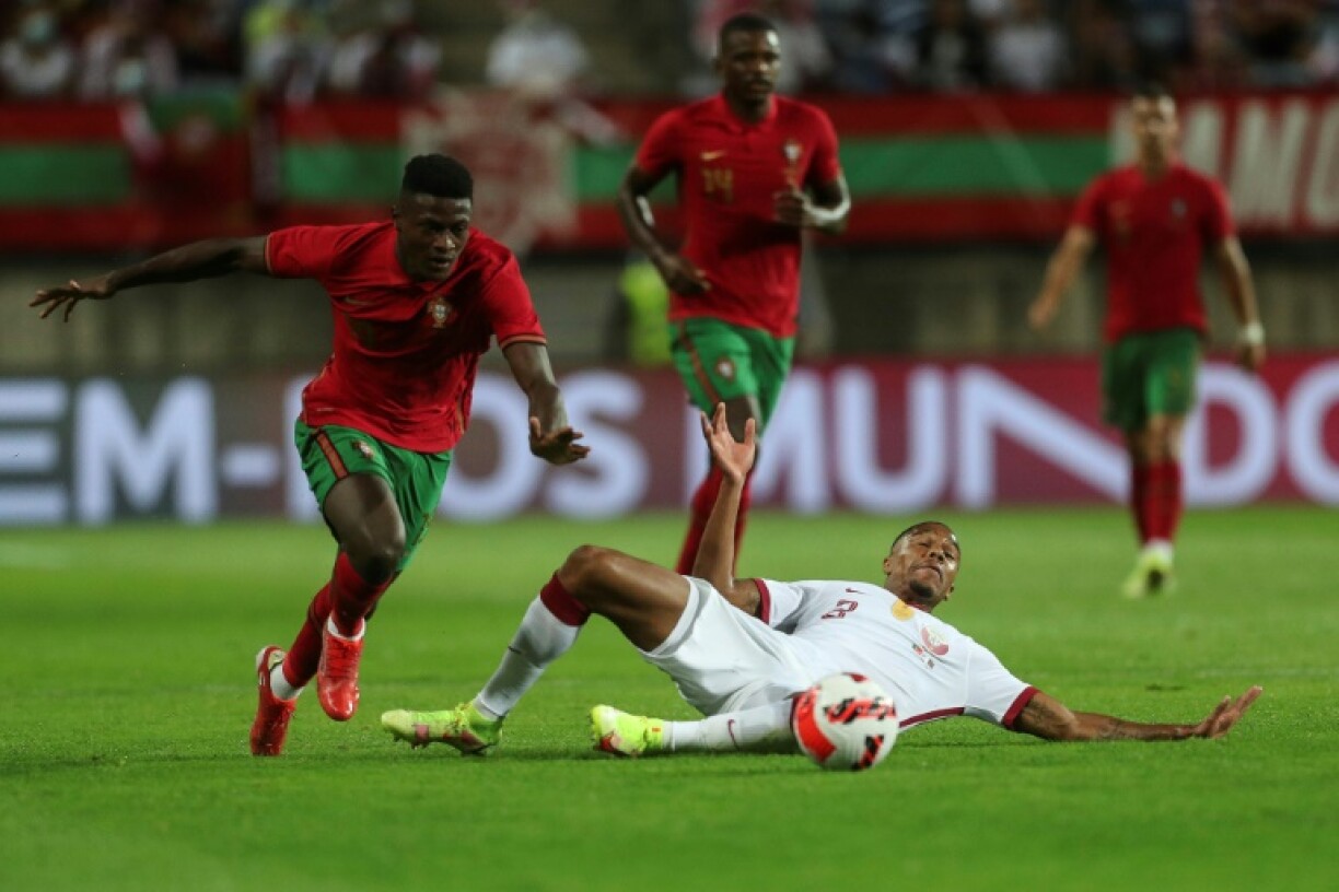 Le jeune défenseur du Portugal Nuno Mendes déborde le Qatari Abdelkarim Hassan lors d'un match amical disputé au stade d'Algarve, près de Faro, le 9 octobre 2021