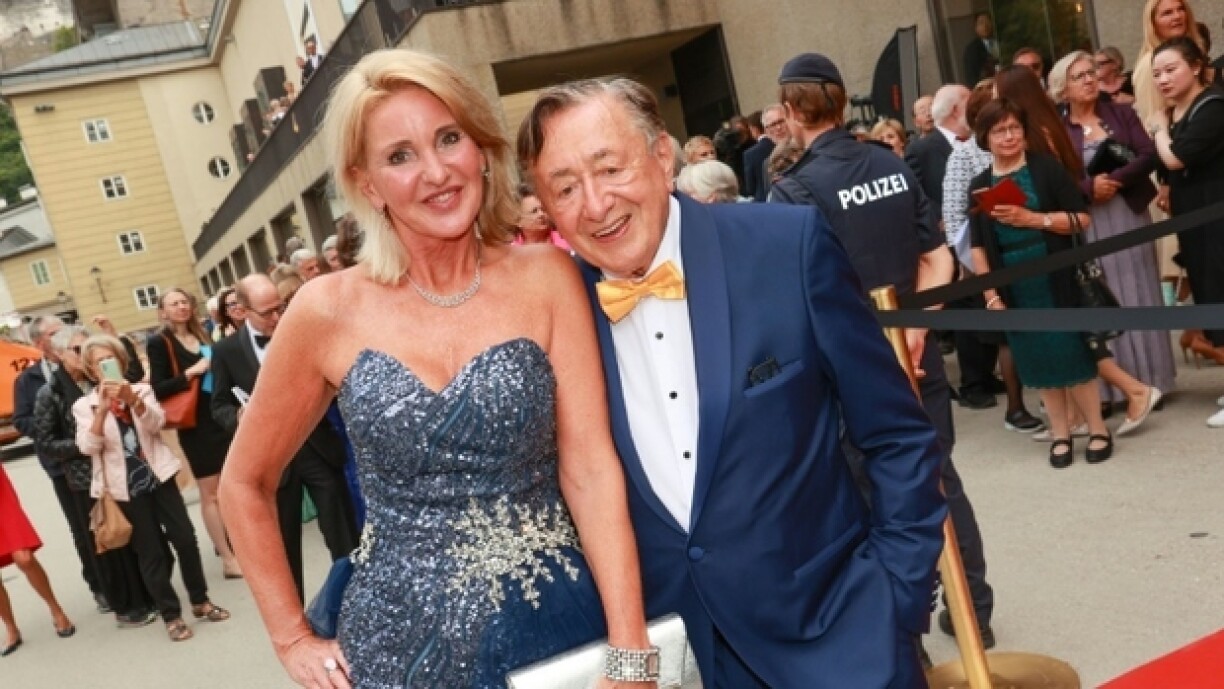 De Richard Lugner am Juli 2023 zu Salzburg mat enger Begleederin.