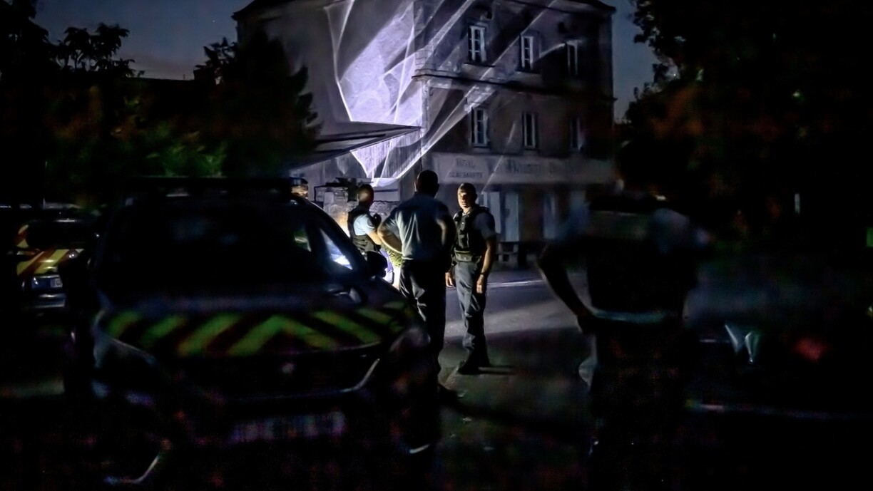 Des gendarmes bloquent l'accès au site du crash le 15 août 2023