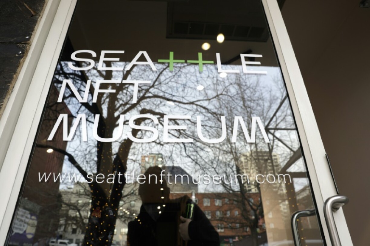 Reflets d'arbres à l'entrée du musée des NFT de Seattle le 29 janvier 2022