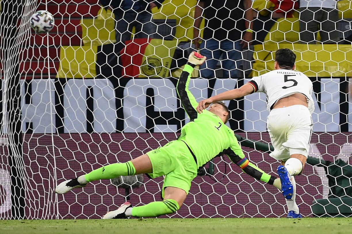 Le défenseur allemand Mats Hummels marque contre son camp, sous la pression de l’attaquant français Kylian Mbappé, lors de leur match (groupe F) de l’Euro 2020, le 15 juin 2021 à Munich