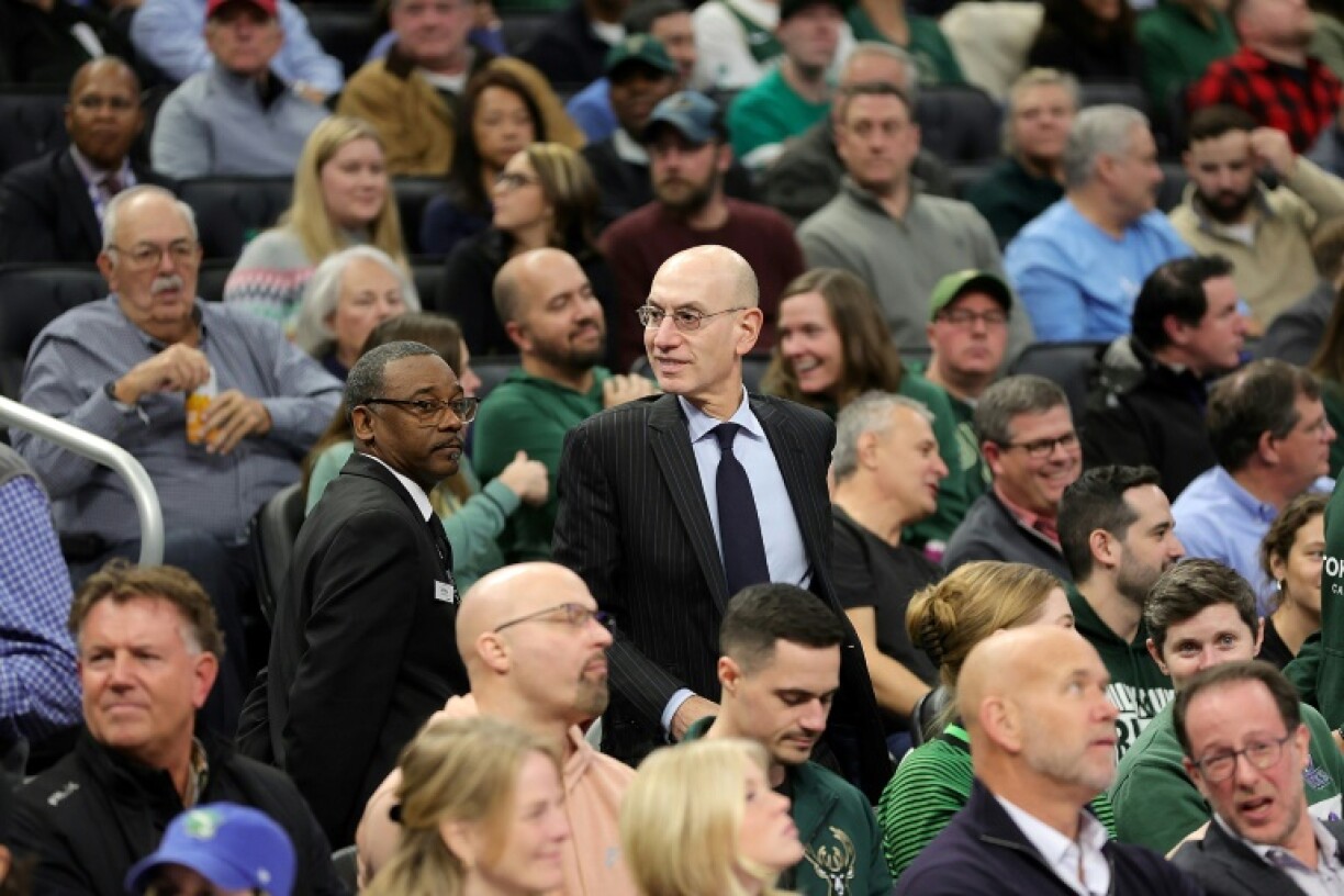 Le commissaire de la NBA Adam Silver lors d'un match entre les Milwaukee Bucks et les Sacramento Kings, le 7 décembre 2022 à Milwaukee